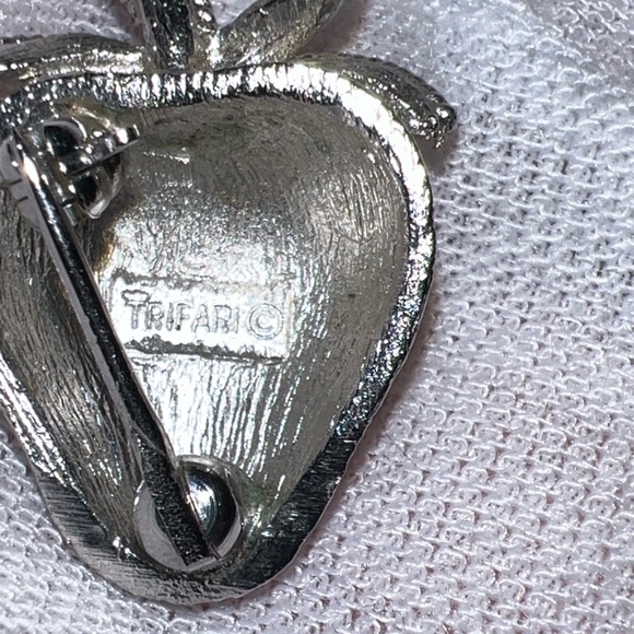 Vintage Miniature 1" Trifari Brushed Silver Plated Strawberry Pin Brooch - Picture 9 of 16